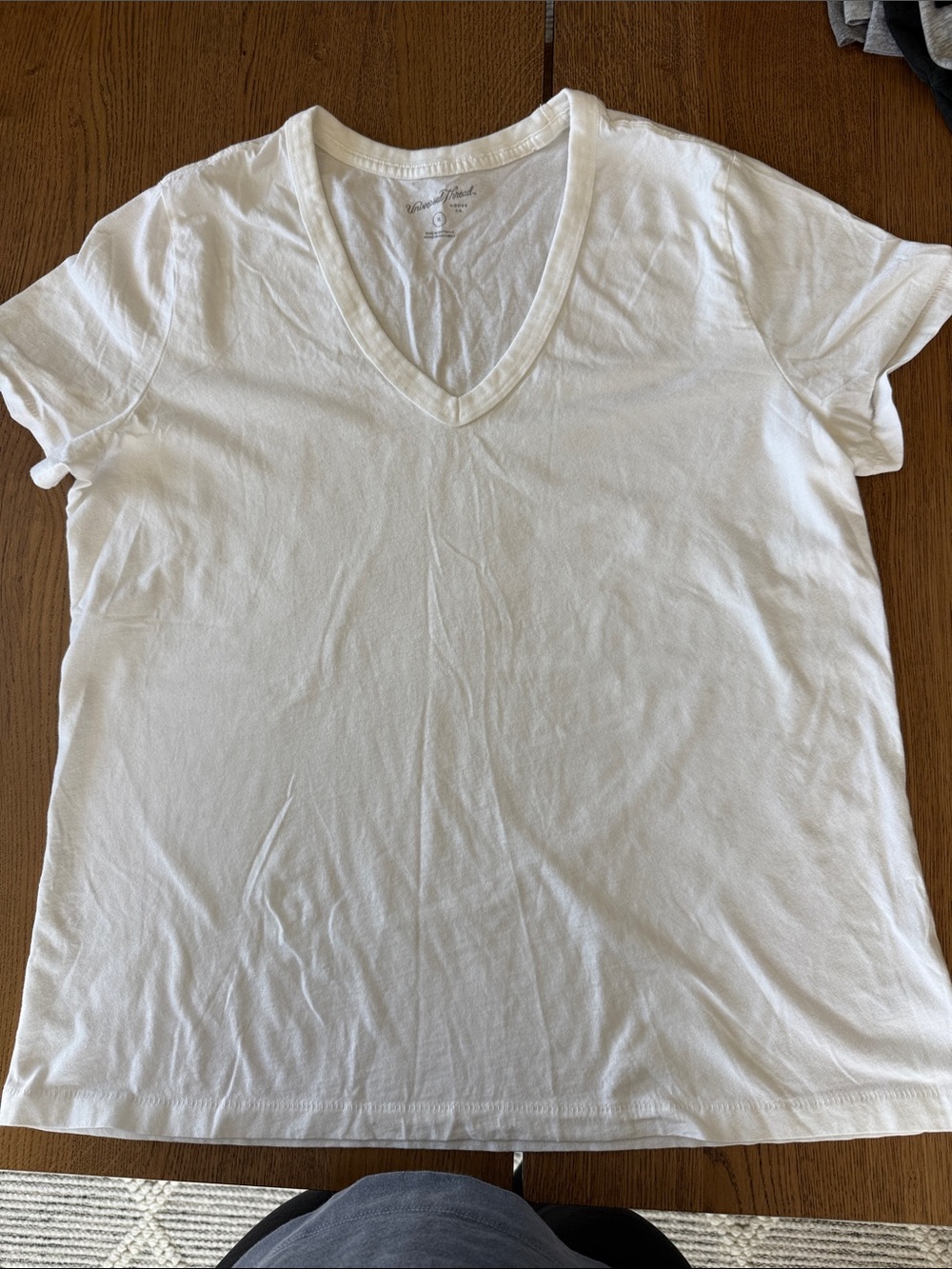 Universal Thread Women's White V-Neck Short Sleeve Tee